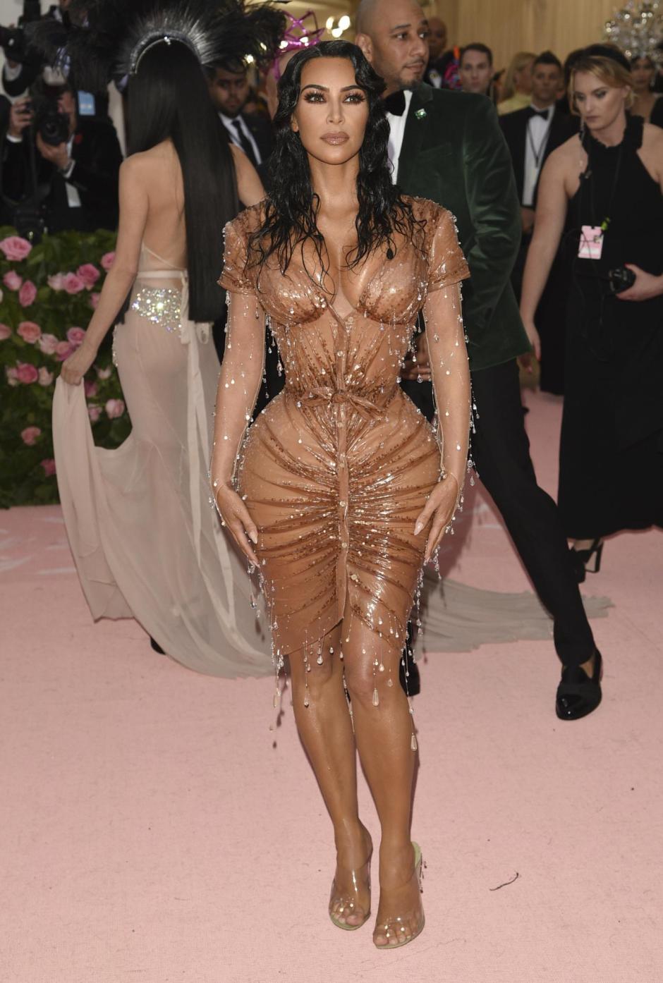 Kim Kardashian at The Metropolitan Museum of Art's Costume Institute benefit gala celebrating the opening of the "Camp: Notes on Fashion" exhibition on Monday, May 6, 2019, in New York. 
en la foto : vestida por la firma " Mugler "