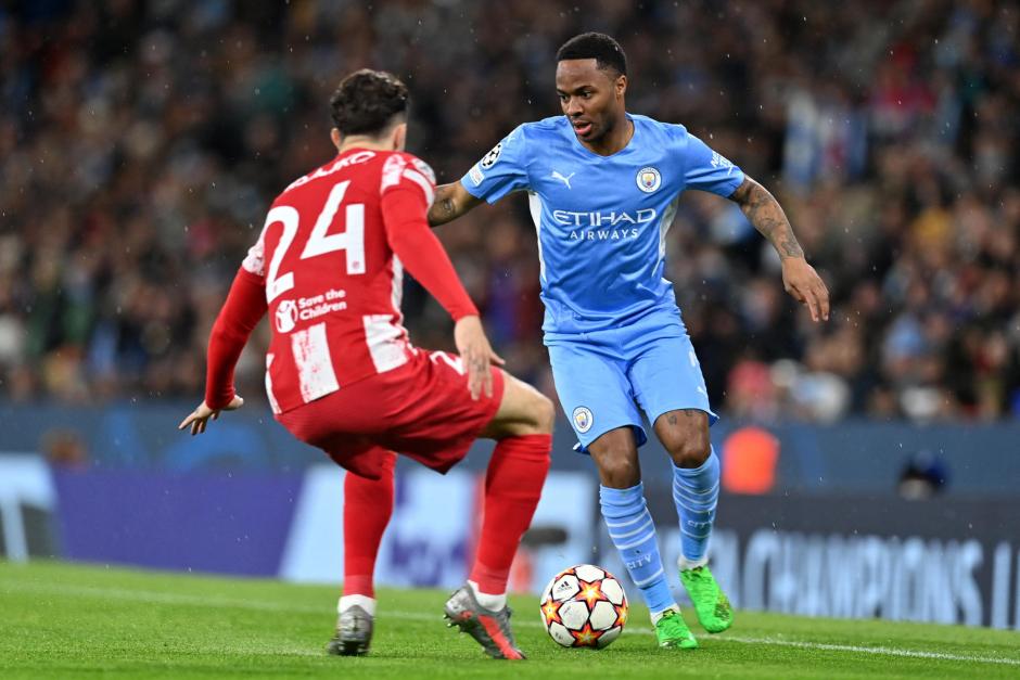 El centrocampista inglés del Manchester City Raheem Sterling (R) compite con el defensor croata del Atlético de Madrid Sime Vrsaljko (L)
