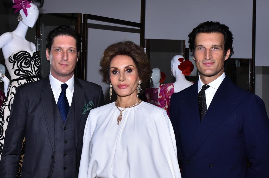 Nati Abascal, con sus hijos Rafael Medina Abascal y Luis Medina Abascal , en la inauguración de una exposición en México