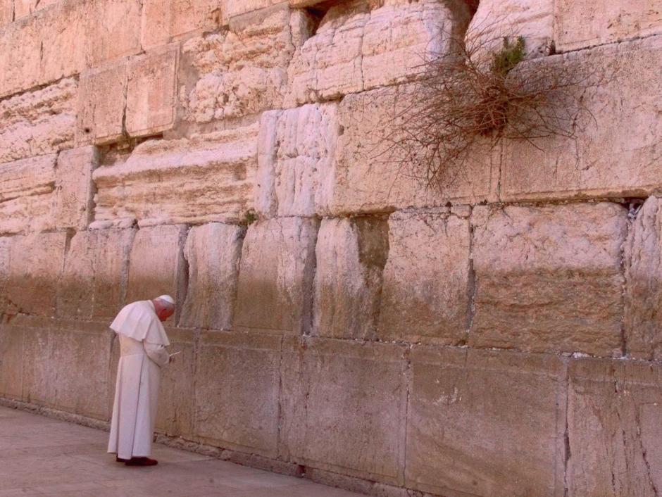 San Juan Pablo II frente al Muro de las Lamentaciones de Jerusalén