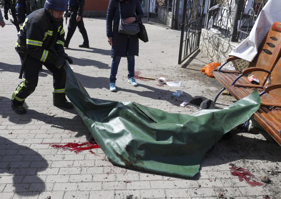 Un bombero cubre el cuerpo de una víctima después del ataque en la ciudad oriental de Kramatorsk (Ucrania)