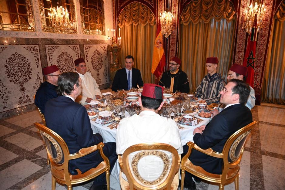 El Rey Mohamed VI, preside el 'iftar' (comida de ruptura de ayuno) con Pedro Sánchez y otras autoridades