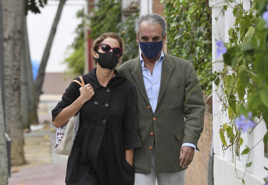Mario Conde y Adriana Torres, paseando por Sevilla