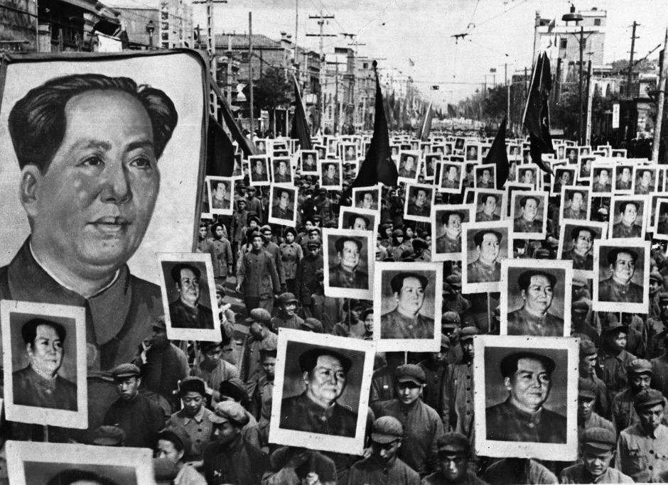 Multitudes con carteles de Mao Zedong llenan las calles de una ciudad de China, celebrando el triunfo de la revolución comunista