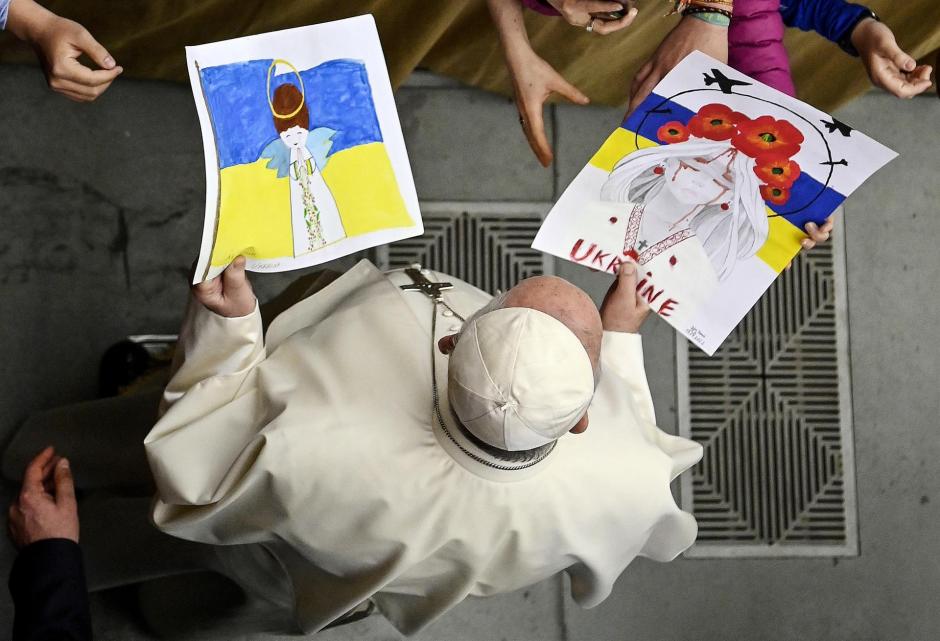El Papa Francisco recibe los dibujos de dos niños que se encontraban en la audiencia