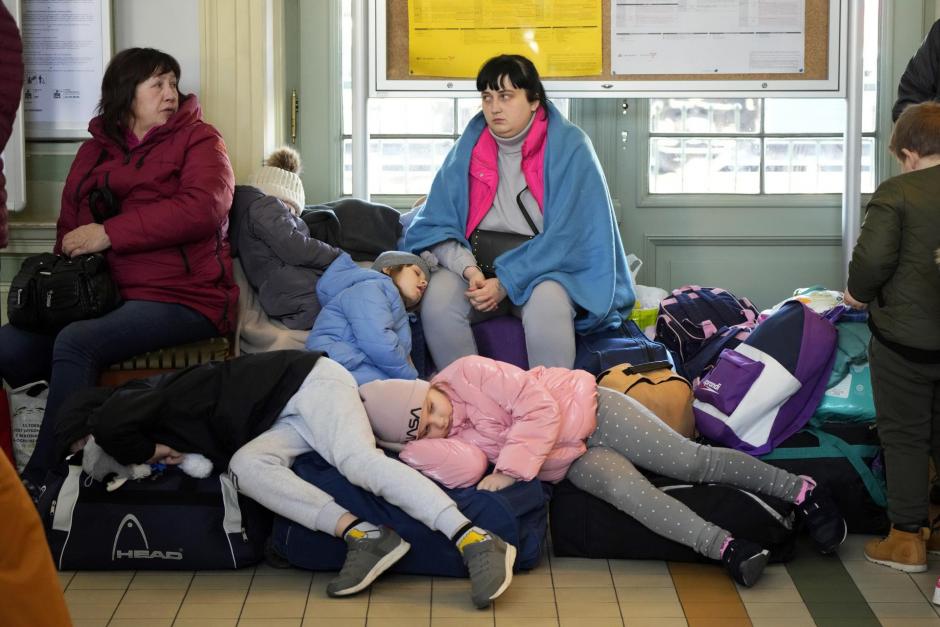 Una familia de refugiados de Ucrania duerme en la estación de tren de Przemysl, en Polonia, el país que más desplazados ha recibido