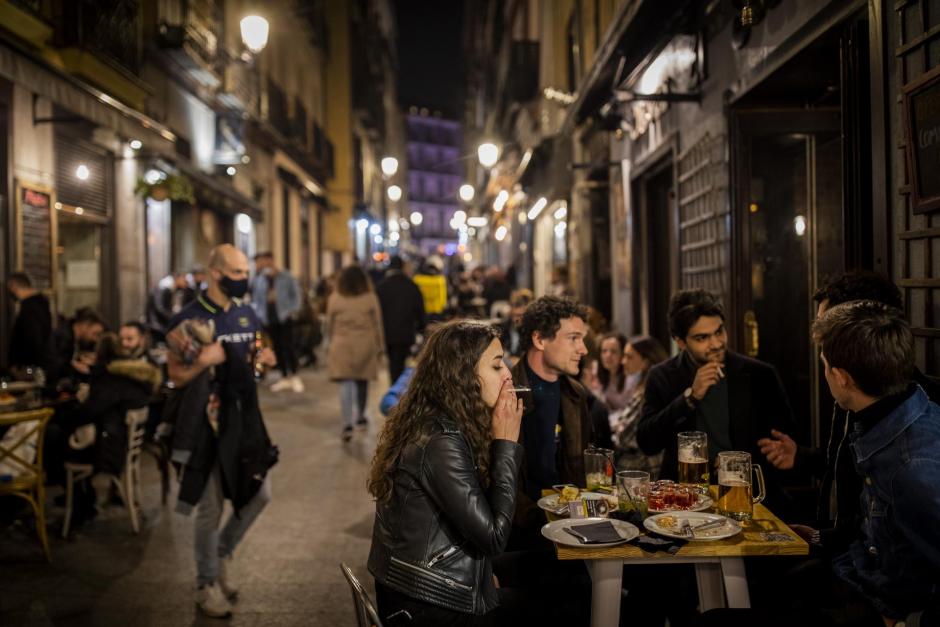 Turistas y locales cenan en un bar en Madrid