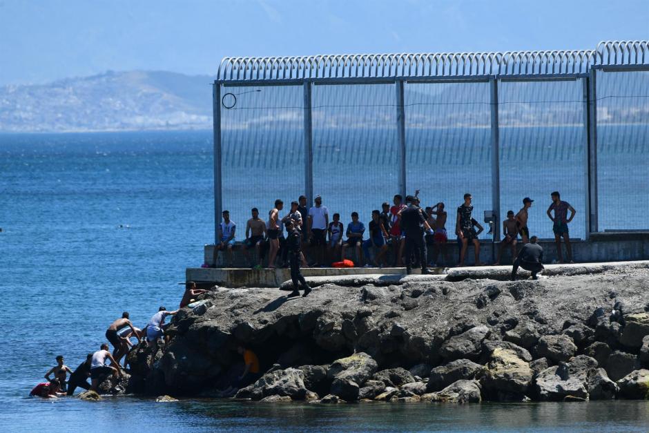 Un grupo de migrantes marroquíes en las inmediaciones de la valla de Ceuta, en una imagen de archivo del 17 de mayo de 2021