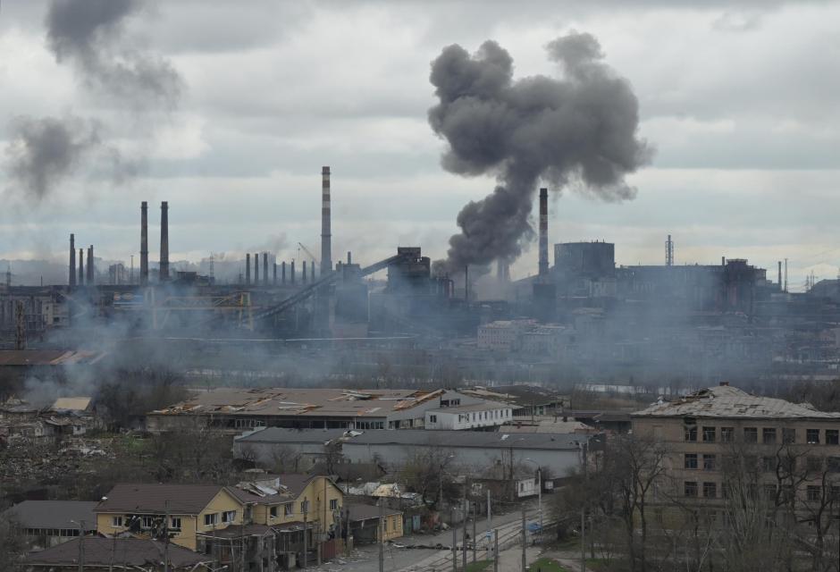El humo se eleva sobre la empresa siderúrgica Azovstal, en Mariúpol