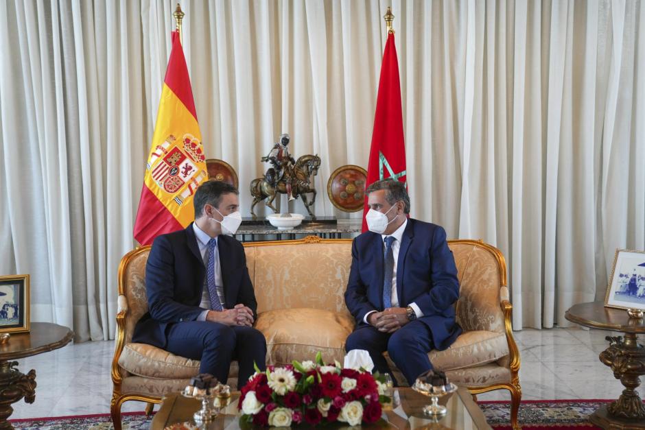Pedro Sánchez en la reunión mantenida con el primer ministro marroquí, Aziz Akhannouch, en Rabat este abril