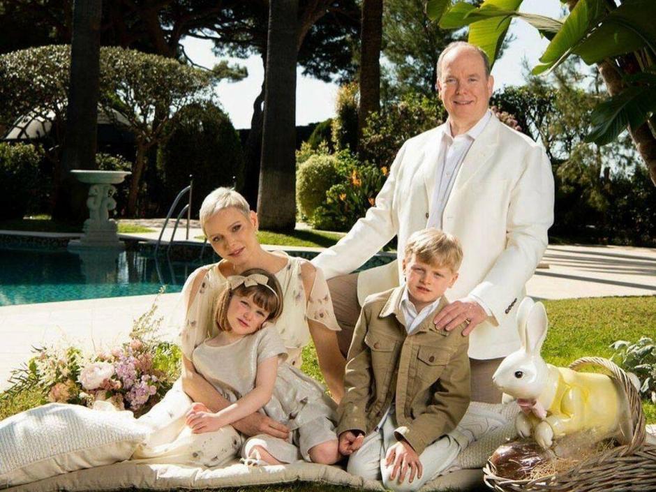 Charlene de Mónaco, junto al príncipe Alberto y sus hijos, Jacques y Gabriella, en el posado con motivo de la Pascua