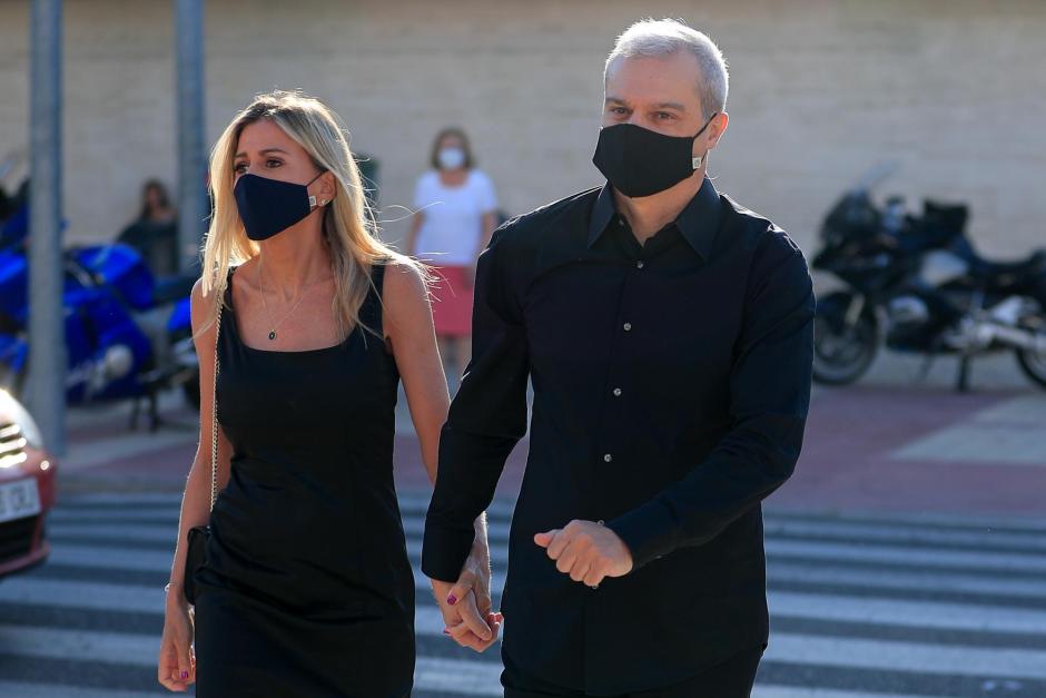 El presentador Ramón García con su mujer Patricia Cerezo durante el funeral de Álex Lequio en Alcobendas, 30 de junio 2020
en la foto : cogidos de la mano