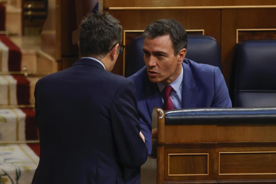 Pedro Sánchez conversa con Félix Bolaños