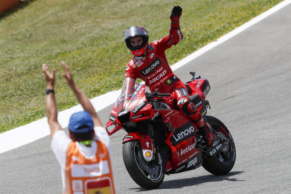 El piloto italiano saluda al público congregado en el GP de España de Moto GP