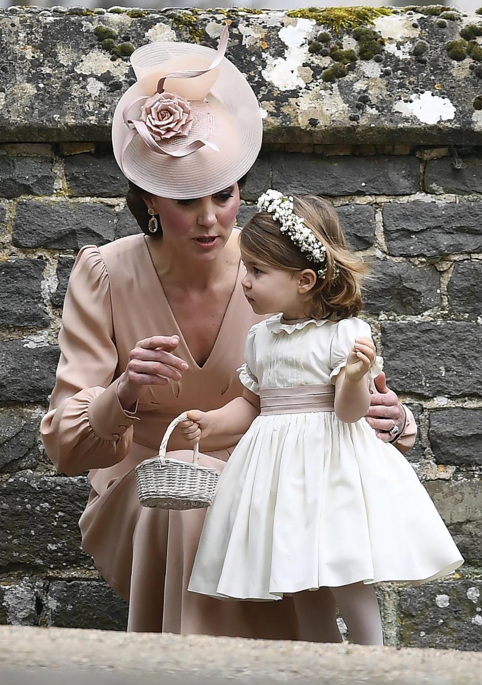 Kate Middleton y la Princesa Carlota, en la boda de Pippa Middleton en la iglesia de St Mark's en Englefield, Berkshire