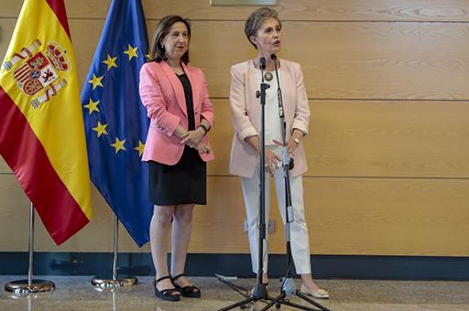 La directora del CNI, Paz Esteban, junto a la ministra Margarita Robles, durante su toma de posesión interina en julio de 2019