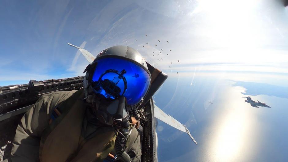Piloto de un caza español F-18 sobrevolando Letonia