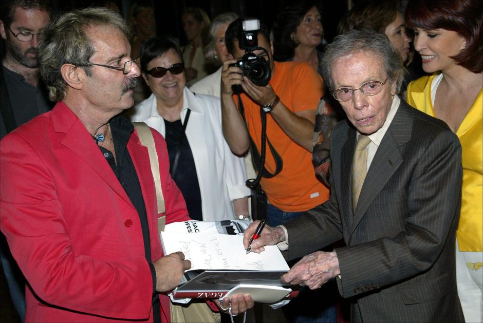 El diseñador Manuel Pertegaz junto al periodista Jesús Mariñas en 2004