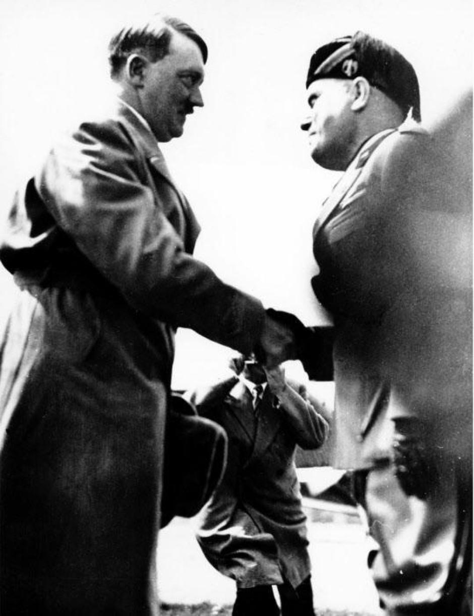 Adolf Hitler y Benito Mussolini saludándose