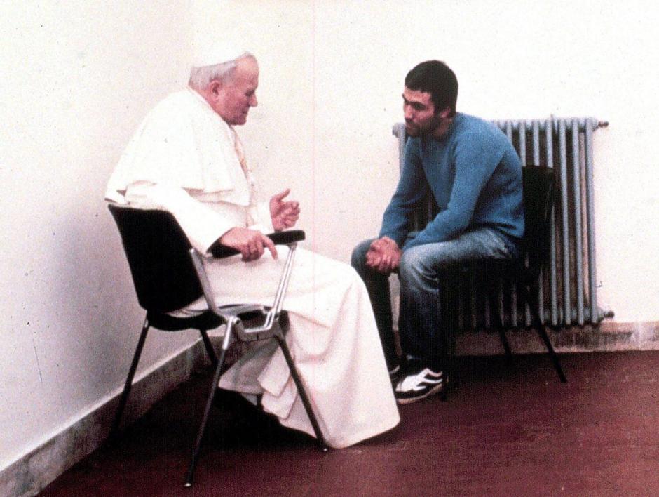 Juan Pablo II visitó a Agca en la cárcel en 1983