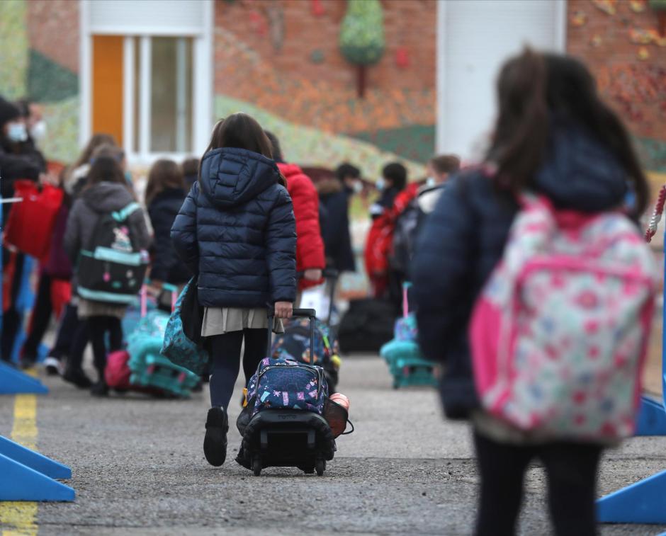 Varios niños a su llegada al colegio