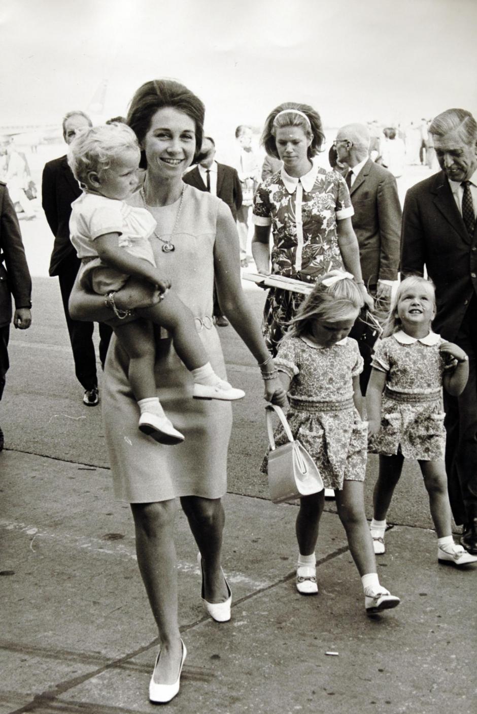 La Reina de España Sofía de Grecia con sus hijos Felipe, Elena y Cristina de Borbón