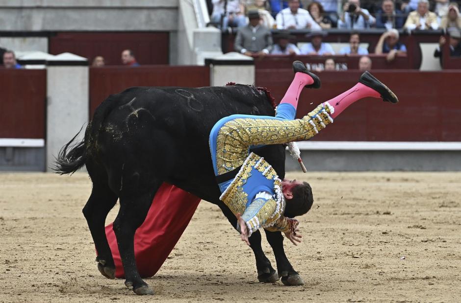 Ginés Marín en el momento de ser herido por su primer toro