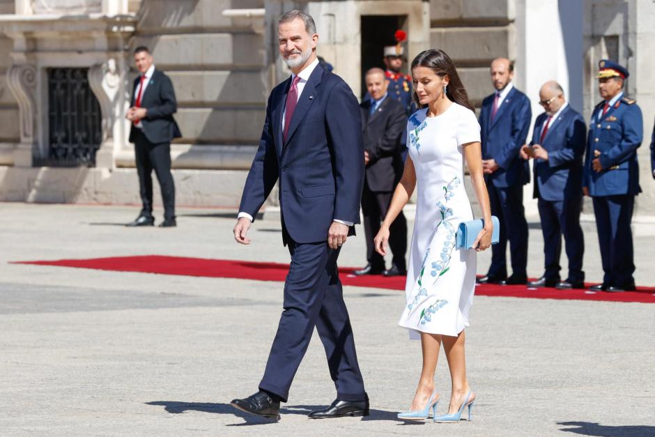 El Rey Felipe y la Reina Letizia se acercan a recibir al matrimonio catarí en el Patio de Armas del Palacio Real de Madrid