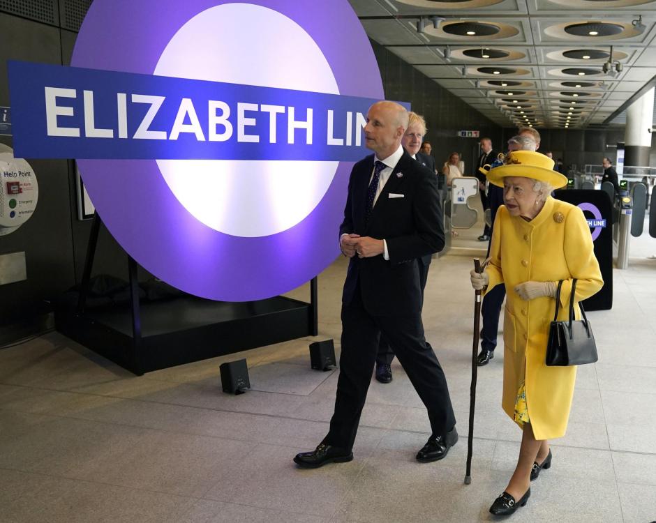 La Reina Isabel II durante la inauguración de la nueva línea «Isabelina» del metro londinense