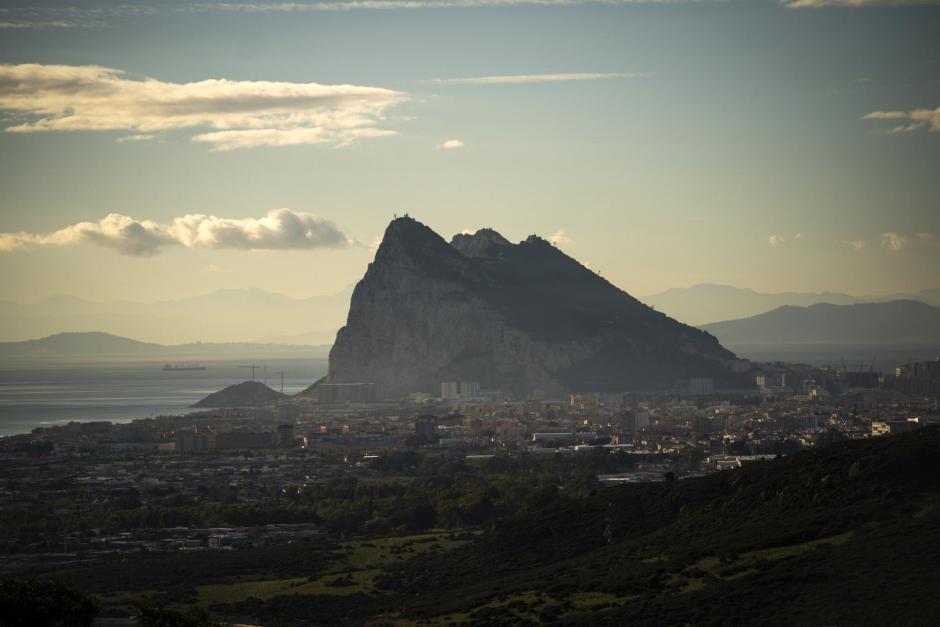 Vista del Peñón de Gibraltar fotografiada desde la ciudad española de La Línea