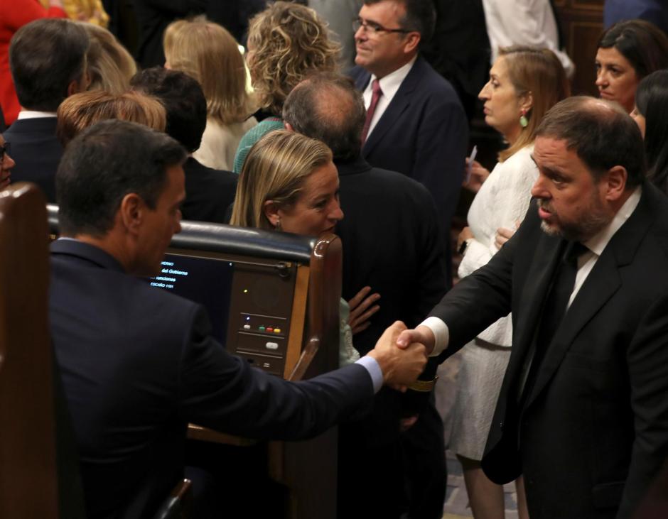 El presidente del Gobierno, Pedro Sánchez, saluda al diputado electo en prisión preventiva de ERC, Oriol Junqueras, durante la sesión constitutiva de las Cortes Generales, en 2019