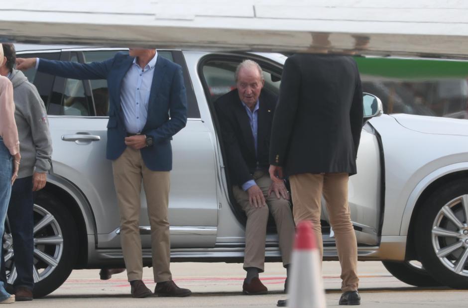 El Rey Juan Carlos I tras bajar del avión que le ha llevado de Abu Dhabi al aeropuerto de Vigo