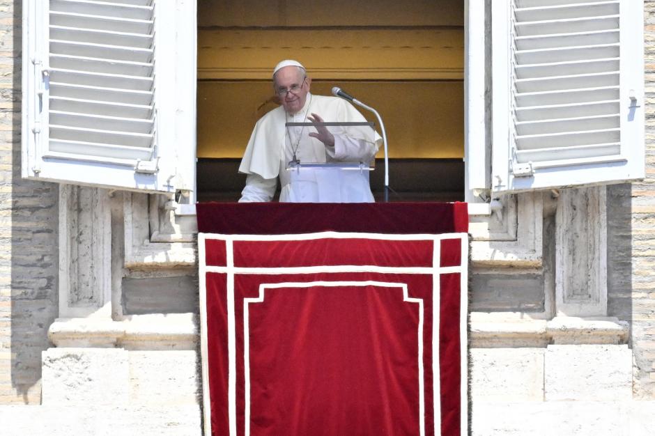 El Papa Francisco en el balcón durante el rezo del Regina Coeli