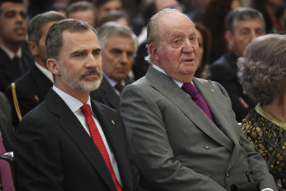 Felipe VI, junto a su padre Don Juan Carlos, durante una entrega de premios en enero de 2019