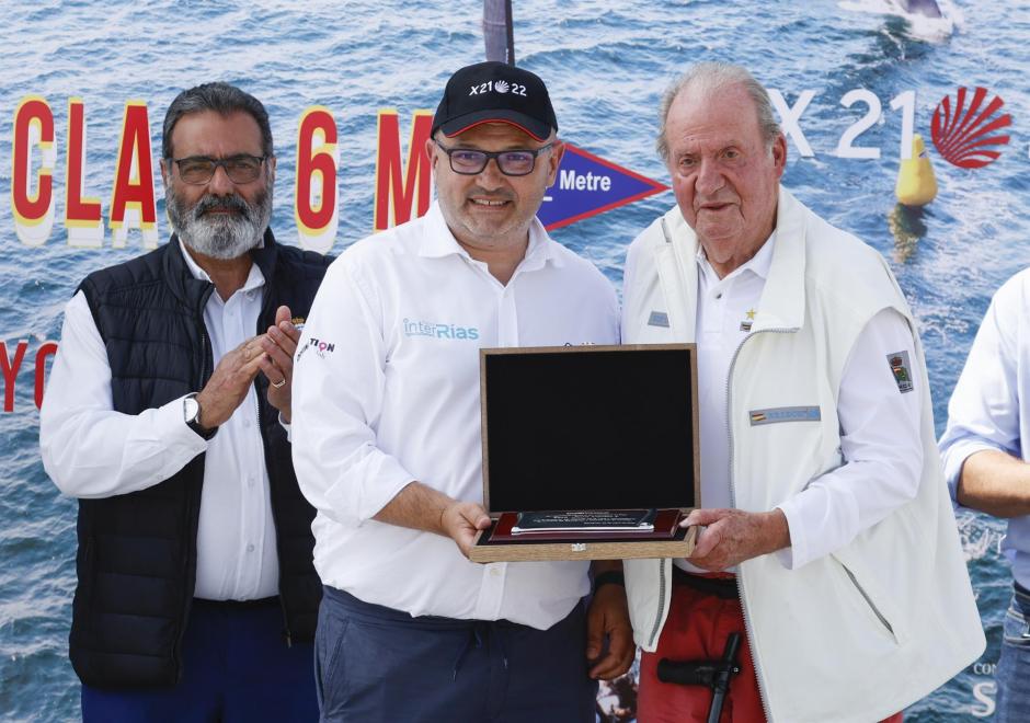 El Rey Juan Carlos I recoge una placa tras la regata disputada en Sanxenxo