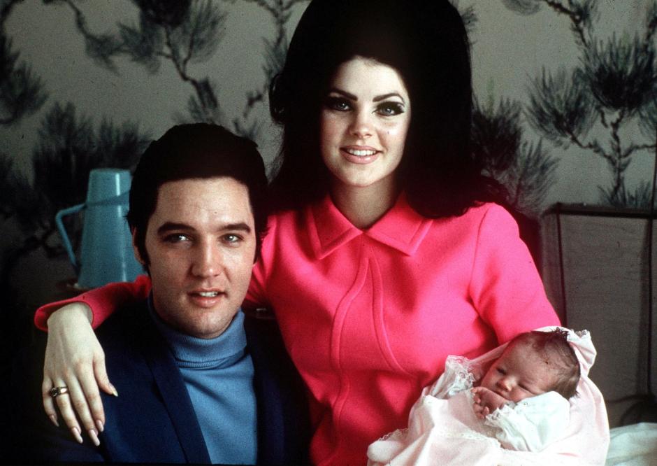 Elvis y su mujer Priscilla durante la presentación a los medios de su hija Lisa Marie Presley