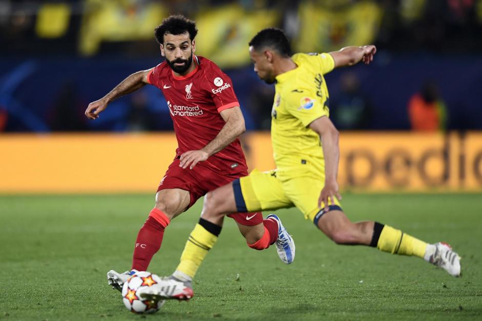 Momahed Salah pugna por un balón en el partido de vuelta de las semifinales contra el Villarreal