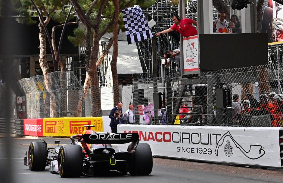 Sergio Pérez cruza la línea de meta como vencedor en Mónaco
