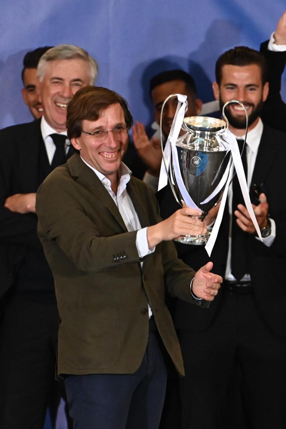 Martínez-Almeida, con una réplica de la Liga de Campeones