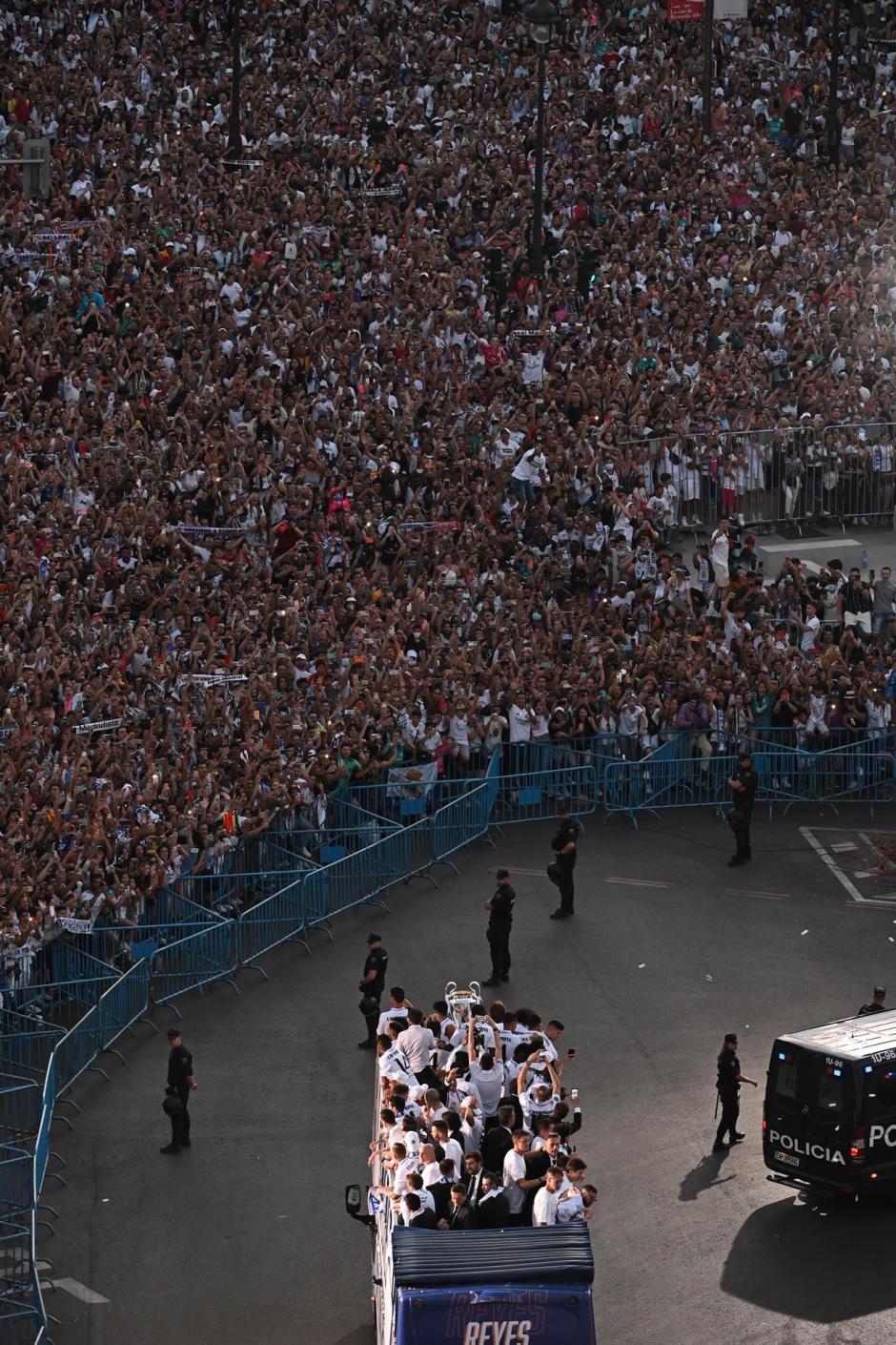 El autobús descapotable del Real Madrid, a su llegada a Cibeles