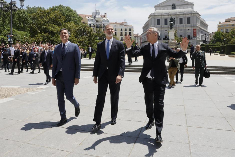 El Rey, acompañado por el presidente del Gobierno y el secretario general de la OTAN, cruzando la Plaza de Oriente para almorzar junto a la Reina Letizia en el Palacio Real de Madrid