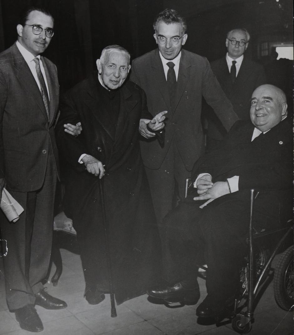 El padre Ayala acompañado entre otros por Fernando Martín Sánchez-Juliá que fue presidente de la ACdP