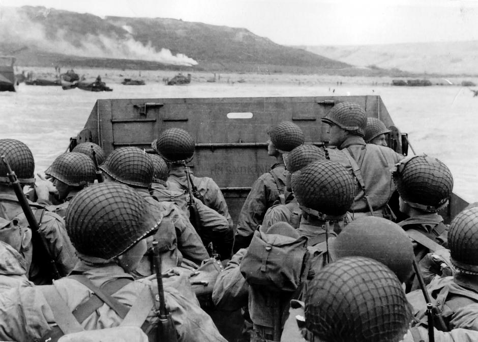 Las tropas de asalto estadounidenses en una lancha de desembarco LCVP se acercan a la playa de Omaha