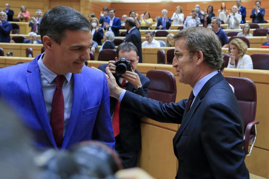 El presidente del gobierno Pedro Sánchez, y el líder del PP Alberto Nuñez Feijóo, durante la sesión de control este martes en la Cámara Alta en Madrid