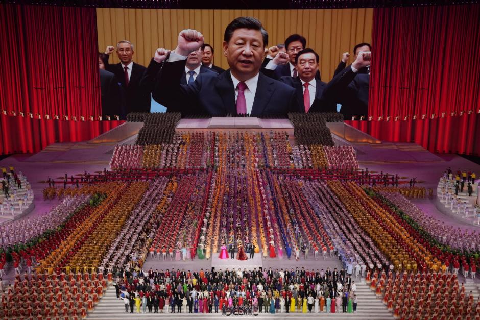 El presidente chino, Xi Jinping, en el centro de la pantalla, durante un acto del Partido Comunista, el año pasado