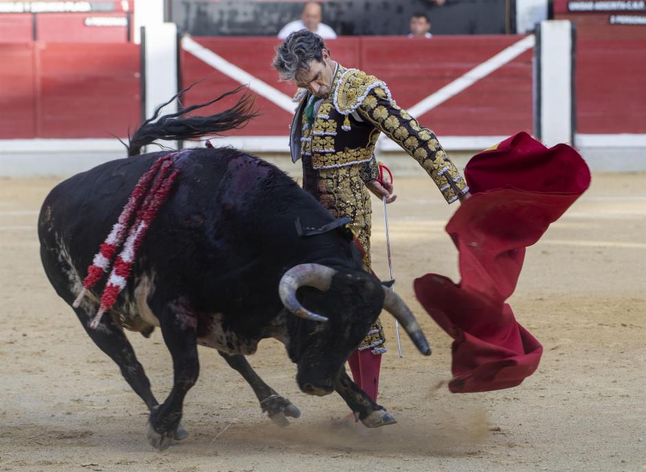El torero madrileño José Tomás da un pase con la muleta al primero de la tarde, durante la corrida celebrada este domingo en la plaza de toros de Jaén
