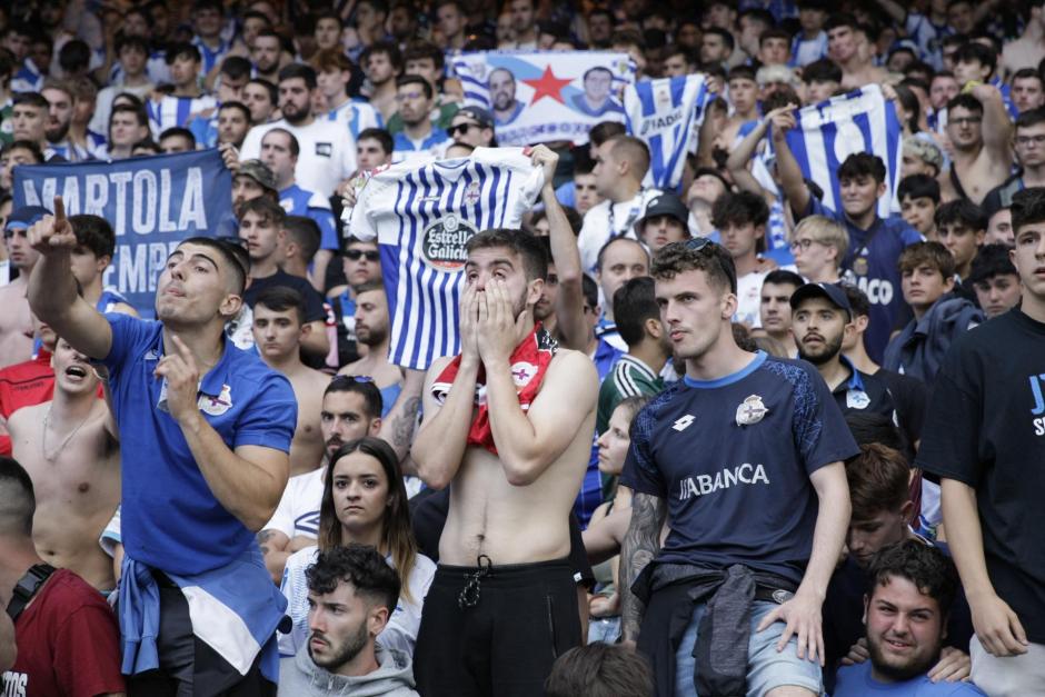 Seguidores del Deportivo de La Coruña se lamentan al término del playoff de ascenso a Segunda