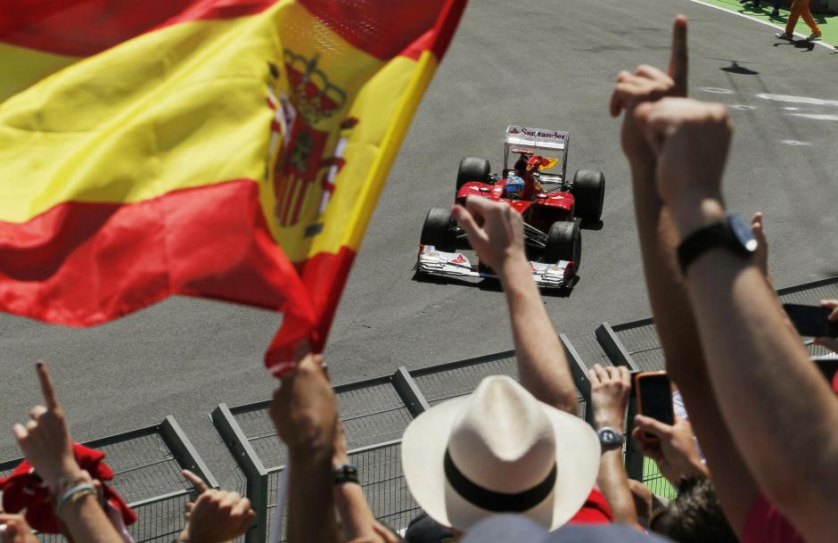 Fernando Alonso celebrando la victoria con los aficionados españoles