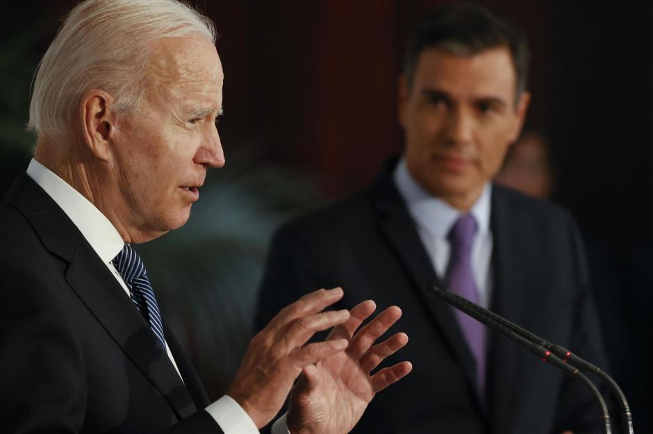 Pedro Sánchez atiende a las declaraciones de Joe Biden tras el encuentro que han mantenido en La Moncloa