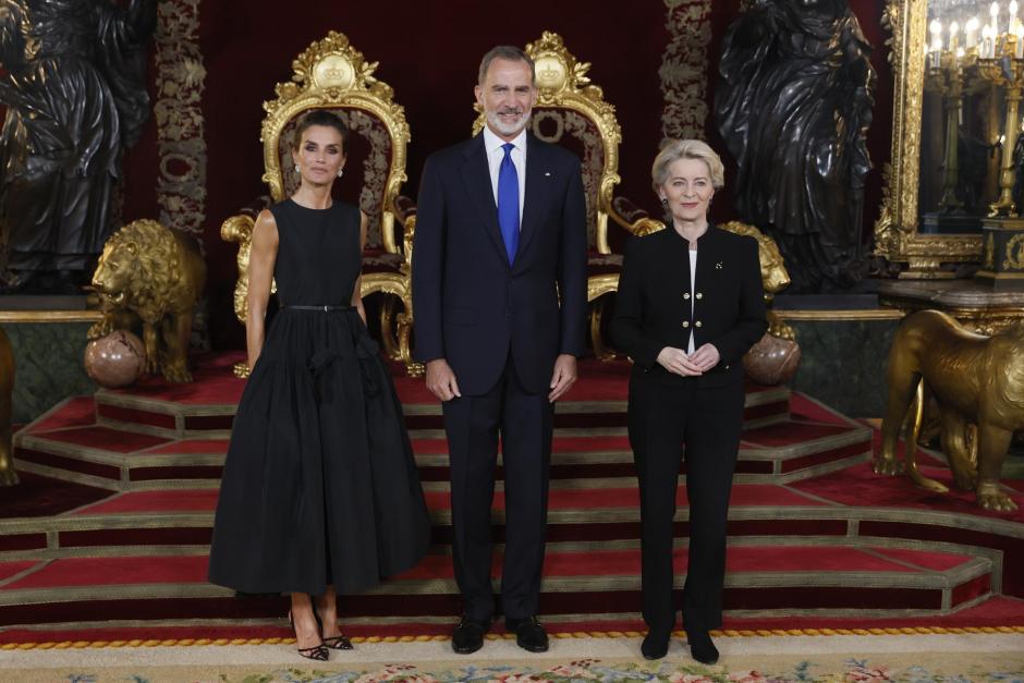 Los Reyes de España acompañados de la Presidenta de la Comisión Europea, Ursula von der Leyen, durante la recepción a los jefes de estado y jefes de gobierno
